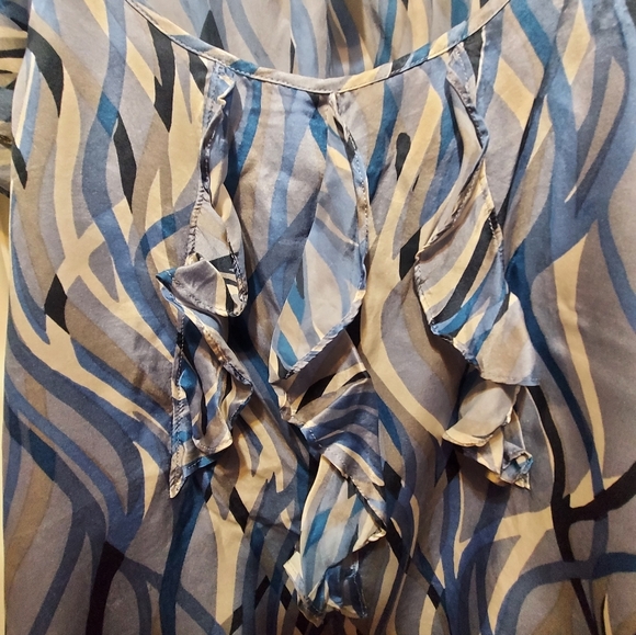 Banana Republic Blue and White Patterned Blouse - Picture 4 of 4